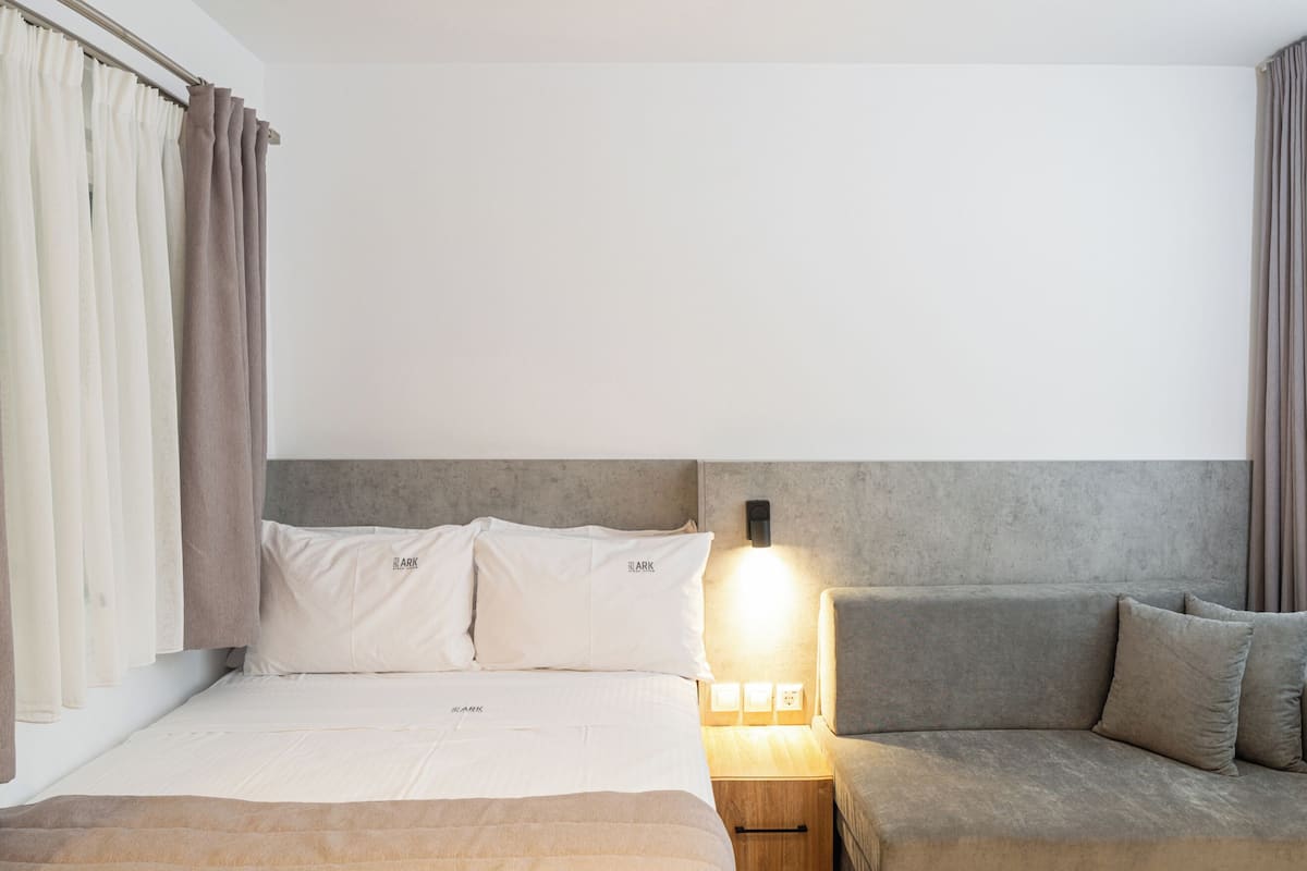 Studio | In-room safe, desk, laptop workspace, blackout drapes