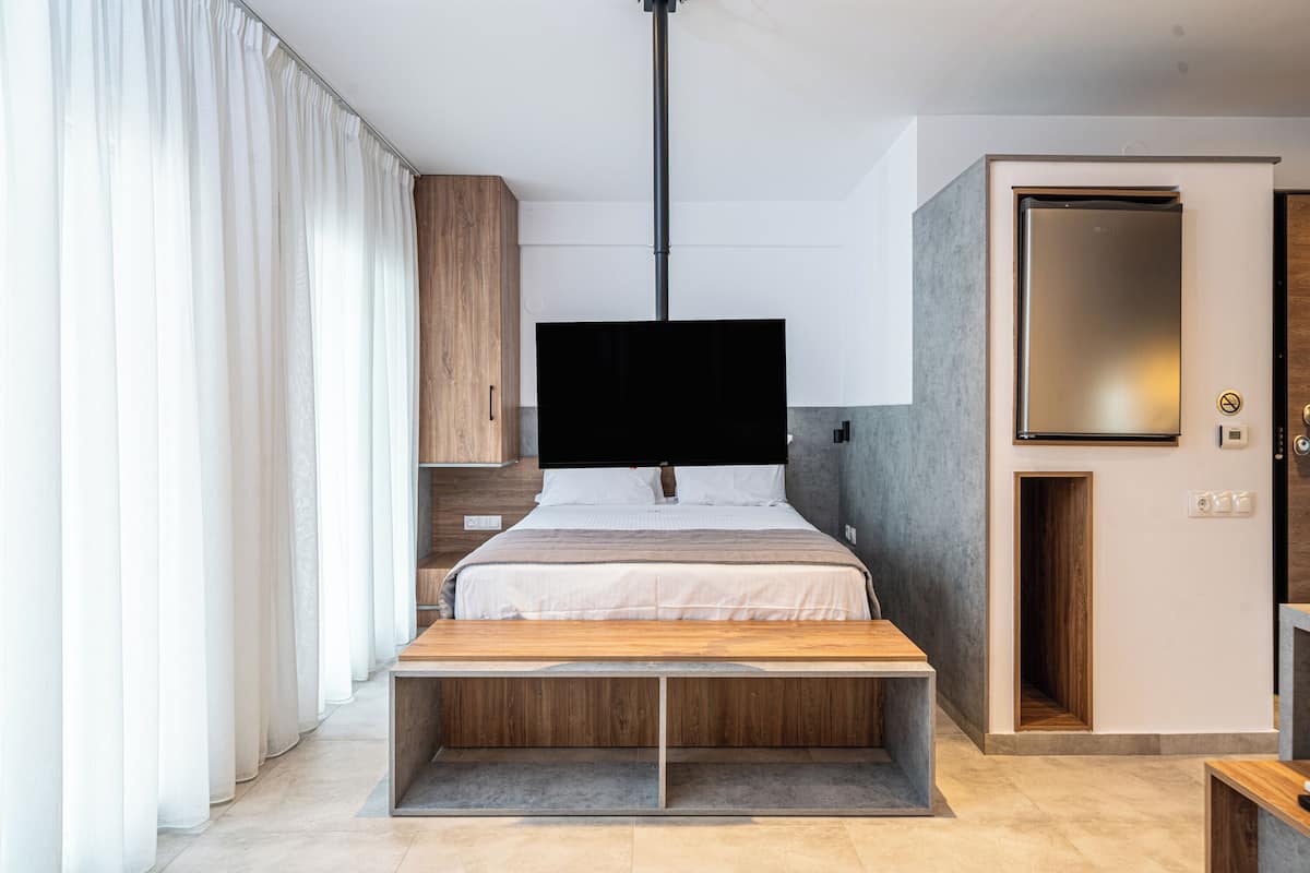 Superior Studio | In-room safe, desk, laptop workspace, blackout drapes