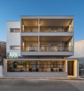 Un edificio de varios pisos con un letrero que dice 'ARK urban living'.