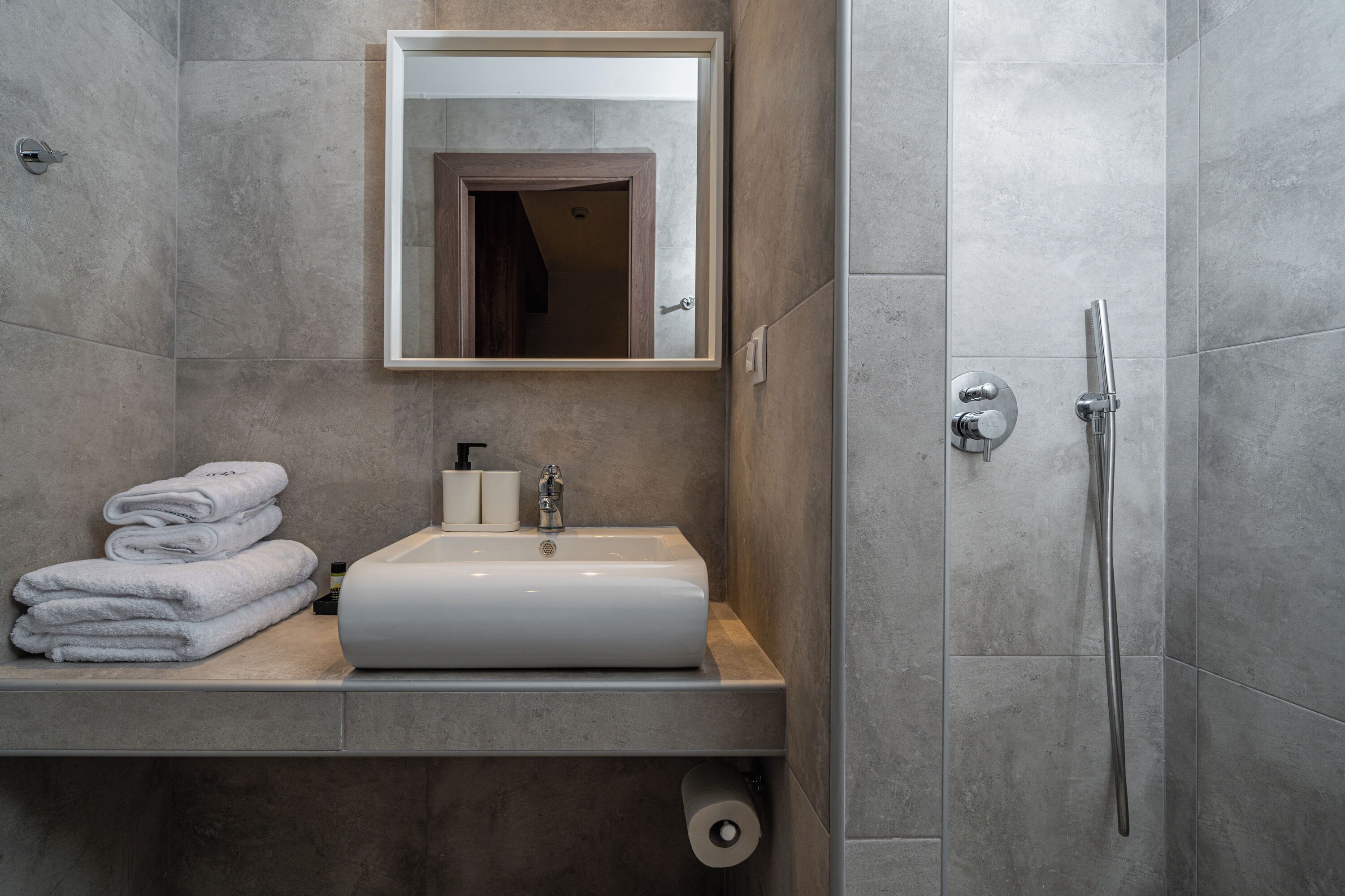 Estudio Deluxe | Baño | Ducha, secador de pelo, toallas y jabón
