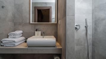 Estudio Deluxe | Baño | Ducha, secador de pelo, toallas y jabón