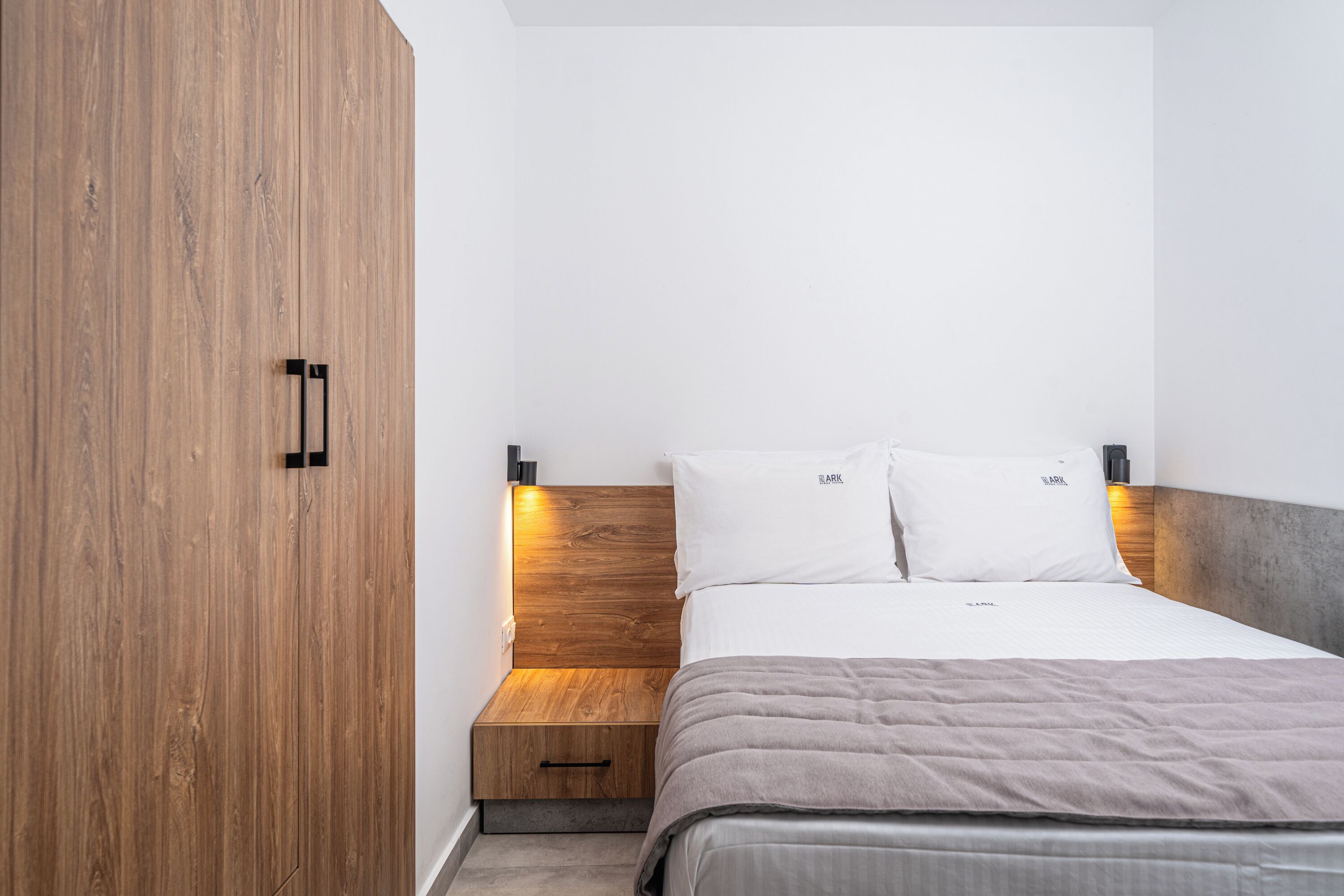 خزنة داخل الغرفة ومكتب ومساحة عمل للكمبيوتر المحمول وستائر تعتيم