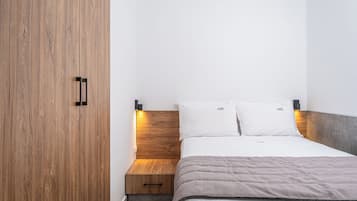 خزنة داخل الغرفة ومكتب ومساحة عمل للكمبيوتر المحمول وستائر تعتيم