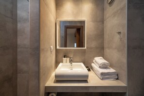 Deluxe-Studio | Badezimmer | Dusche, Haartrockner, Handtücher, Seife