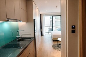 Frigorífico pequeño, microondas, placa de cocina y utensilios de cocina