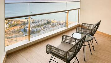 Premium-Studio, eingeschränkter Meerblick | Terrasse/Patio