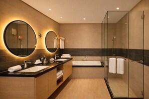 Habitación Premium, 1 habitación, vistas al mar | Baño | Artículos de higiene personal gratuitos, secador de pelo y toallas