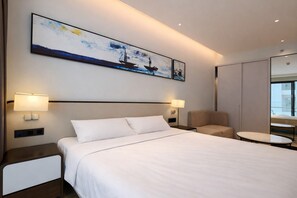 Escritorio, espacio para trabajar con laptop y wifi gratis 