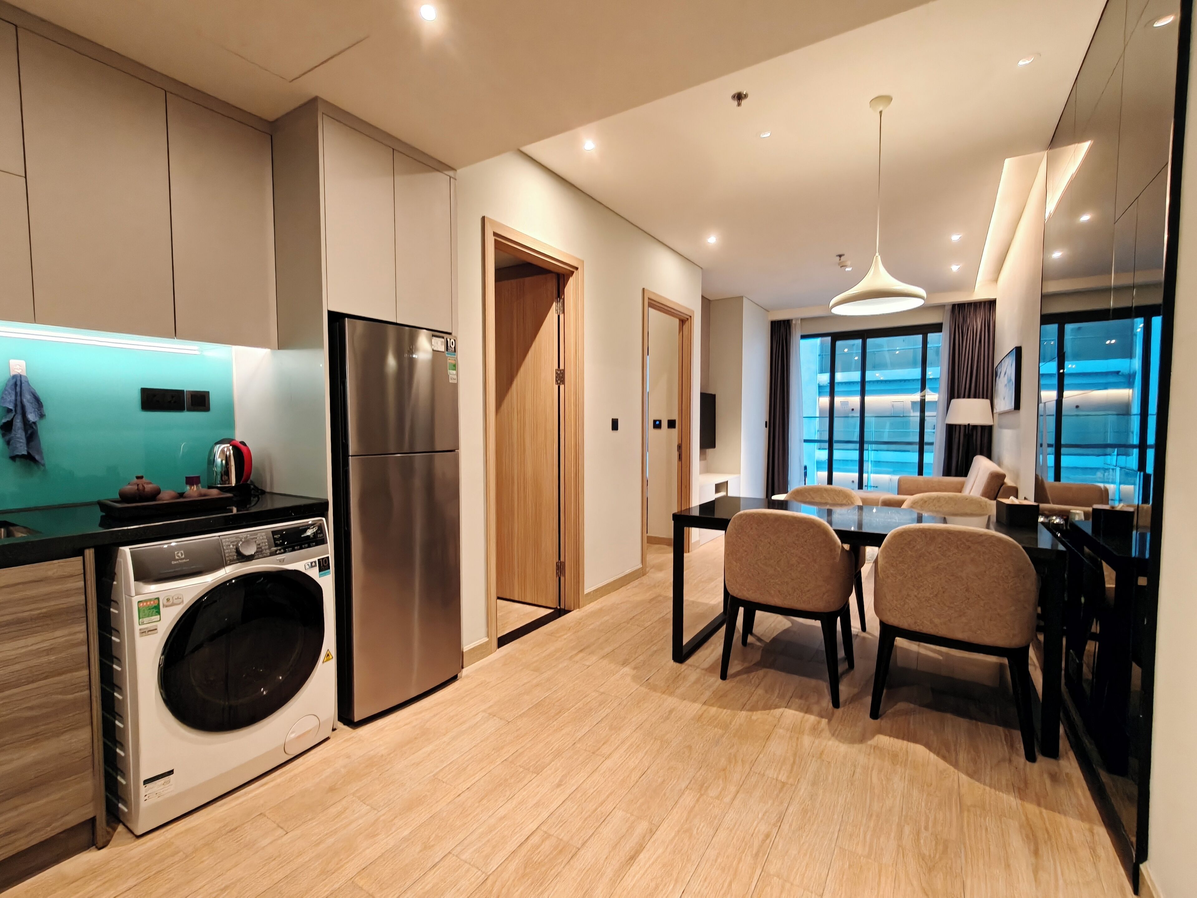 Escritorio, espacio para trabajar con laptop y wifi gratis 