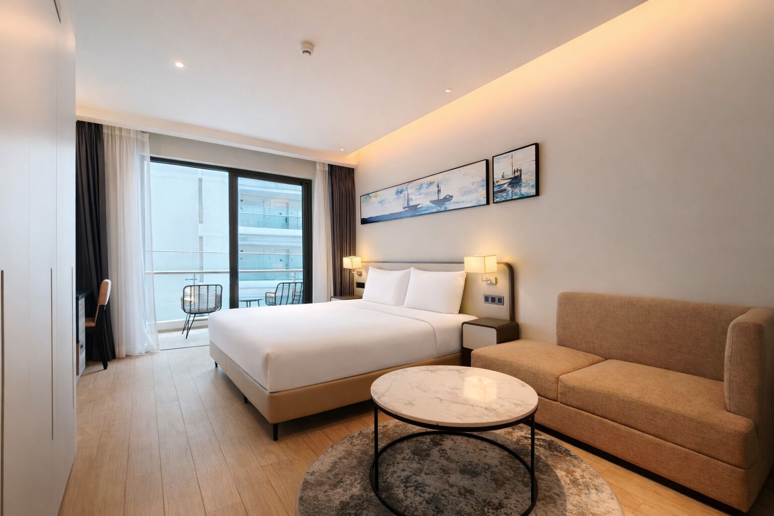 Escritorio, espacio para trabajar con laptop y wifi gratis 