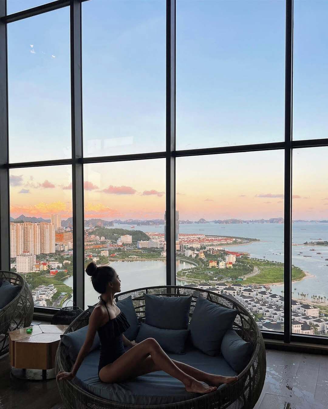 Alberca techada y alberca al aire libre