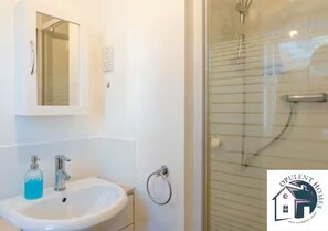 Towels, soap, toilet paper - Detached 4 bed, Modern Contractor Pad, Reading (Reading)