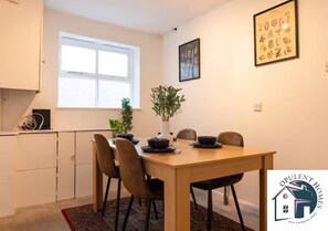Unclassified image, 2 of 15, button - Detached 4 bed, Modern Contractor Pad, Reading (Reading)