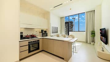 Apartamento, sacada, vista para a cidade | Cozinha privada