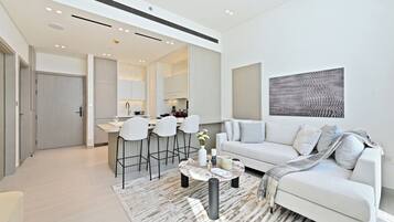 Departamento, balcón, vista a la ciudad | Área de sala de estar