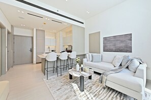 Departamento, balcón, vista a la ciudad | Área de sala de estar