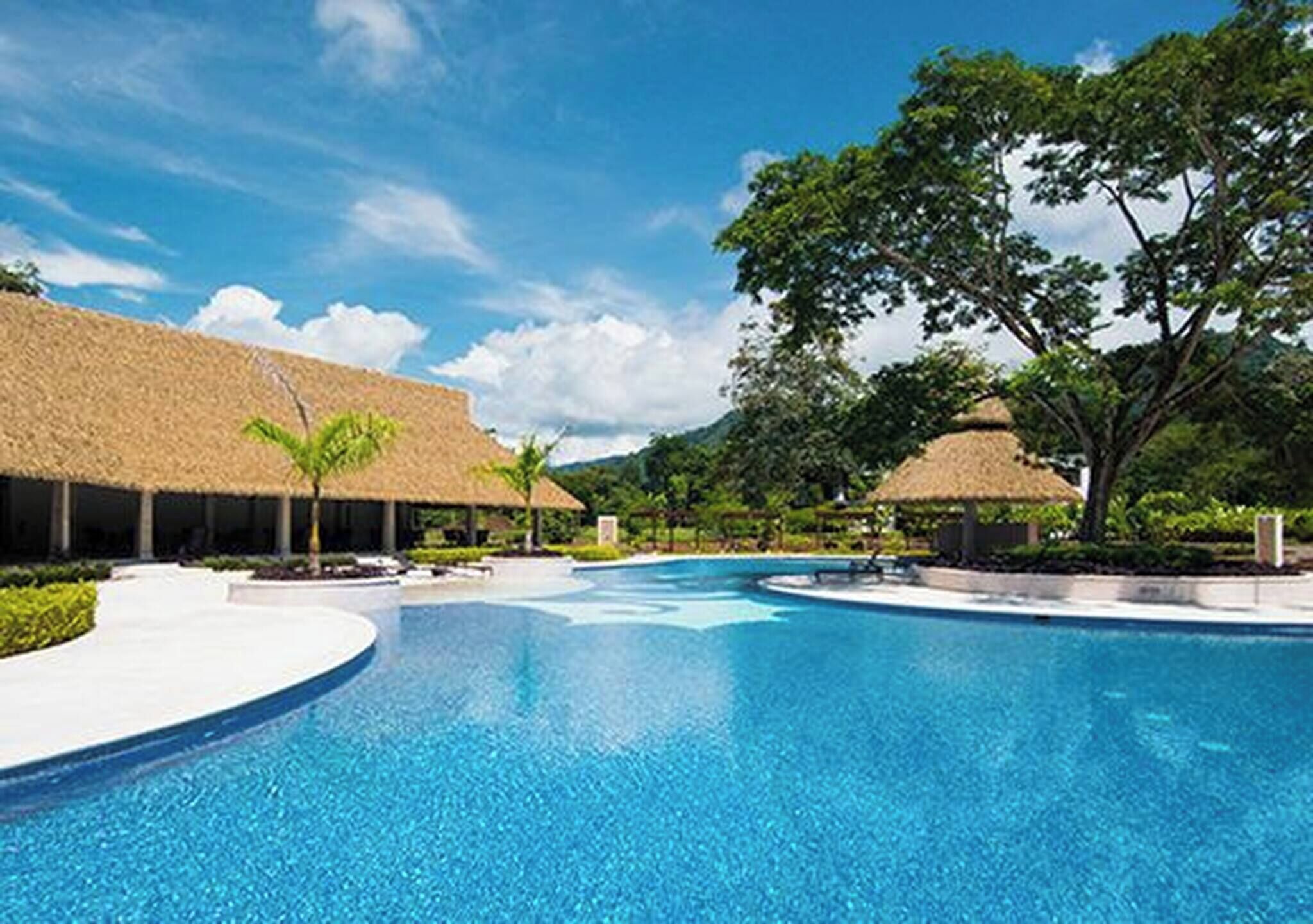 Casa, 4 habitaciones, balcón, vistas al jardín | Piscina | Una piscina al aire libre