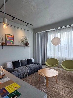 Appartement de base, vue sur la ville | Aire de séjour