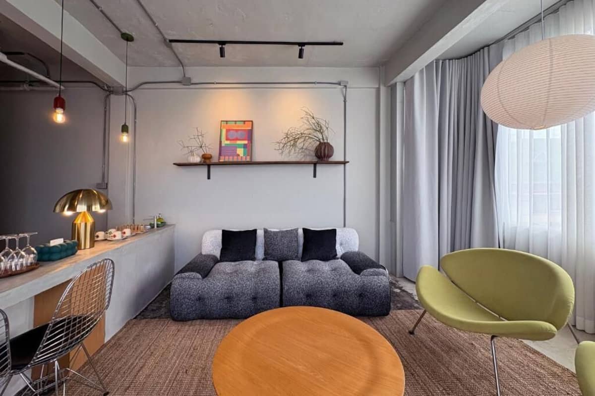 Departamento básico, vista a la ciudad | Área de sala de estar