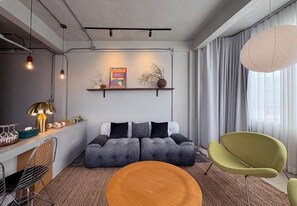 Appartement de base, vue sur la ville | Aire de séjour