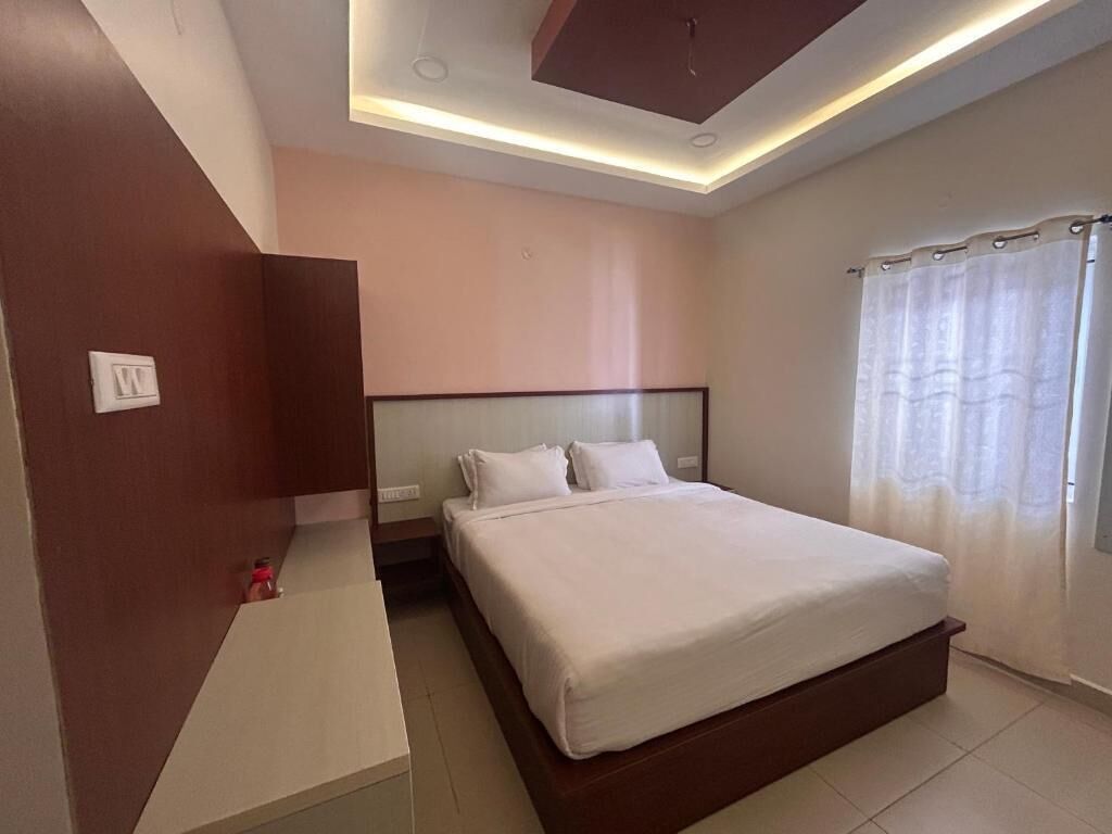 Un dormitorio moderno con una cama grande, una mesita de noche y un armario empotrado.