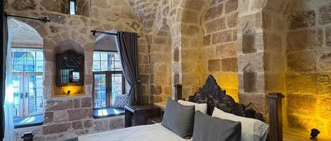 Classic Room | Minibar, soundproofing, WiFi (free), bed sheets