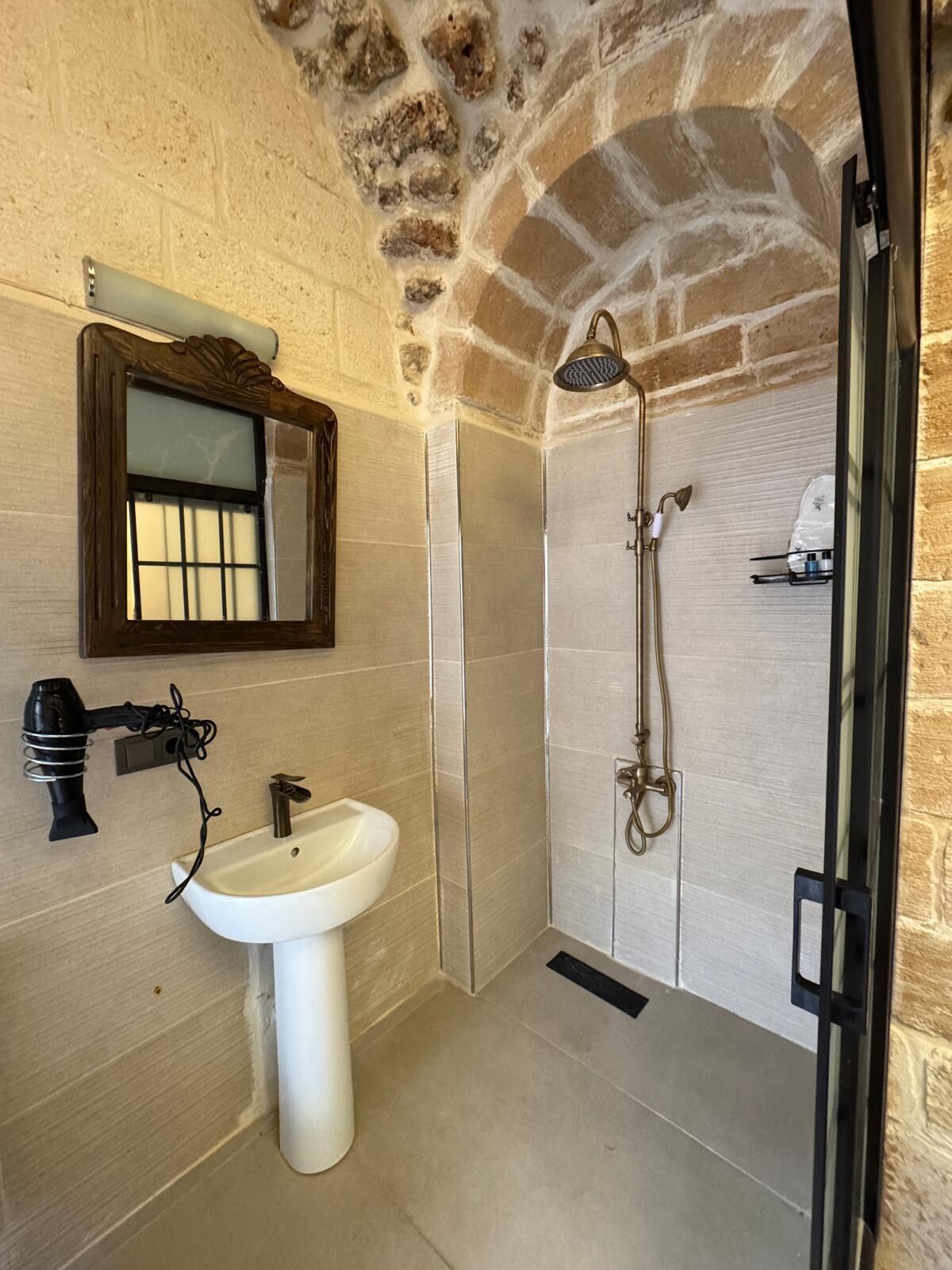 Een douche, een haardroger, pantoffels, een bidet