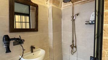 Een douche, een haardroger, pantoffels, een bidet