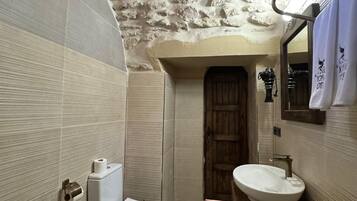 Quarto conforto | Banheiro | Chuveiro, secador de cabelo, toalhas de banho, sabonete