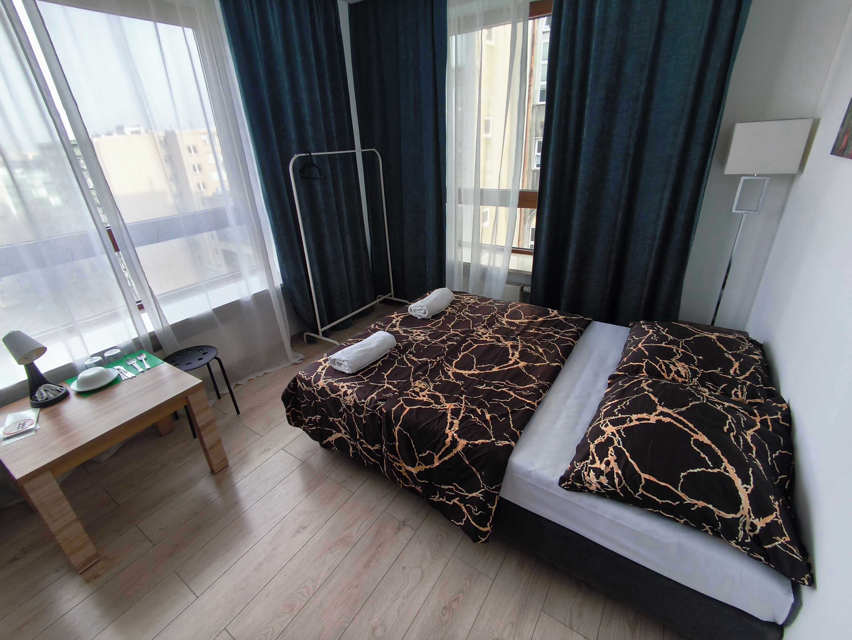 Rom – basic | Skrivebord, skrivebord for bærbar PC, lydisolert og wi-fi (inkludert)