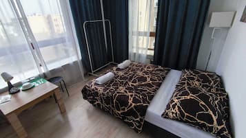 Basic-værelse | Skrivebord, arbejdsområde til bærbare computere, lydisolering