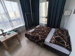 Basic-værelse | Skrivebord, arbejdsområde til bærbare computere, lydisolering