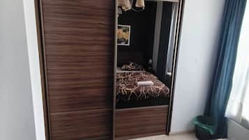 Basic Room | Desk, laptop workspace, soundproofing, free WiFi