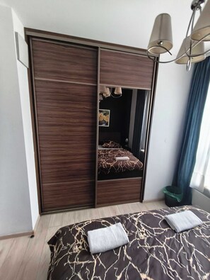 Basic-værelse | Skrivebord, arbejdsområde til bærbare computere, lydisolering