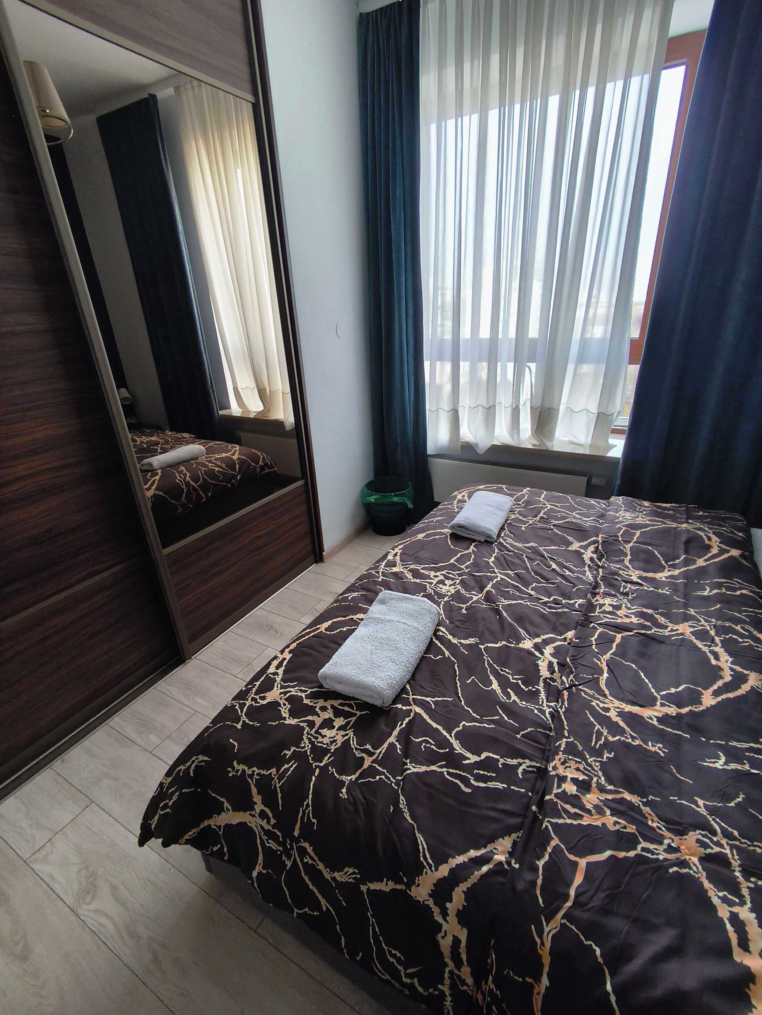 Rom – basic | Skrivebord, skrivebord for bærbar PC, lydisolert og wi-fi (inkludert)