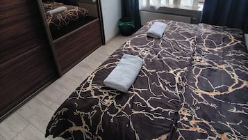 Basic-værelse | Skrivebord, arbejdsområde til bærbare computere, lydisolering