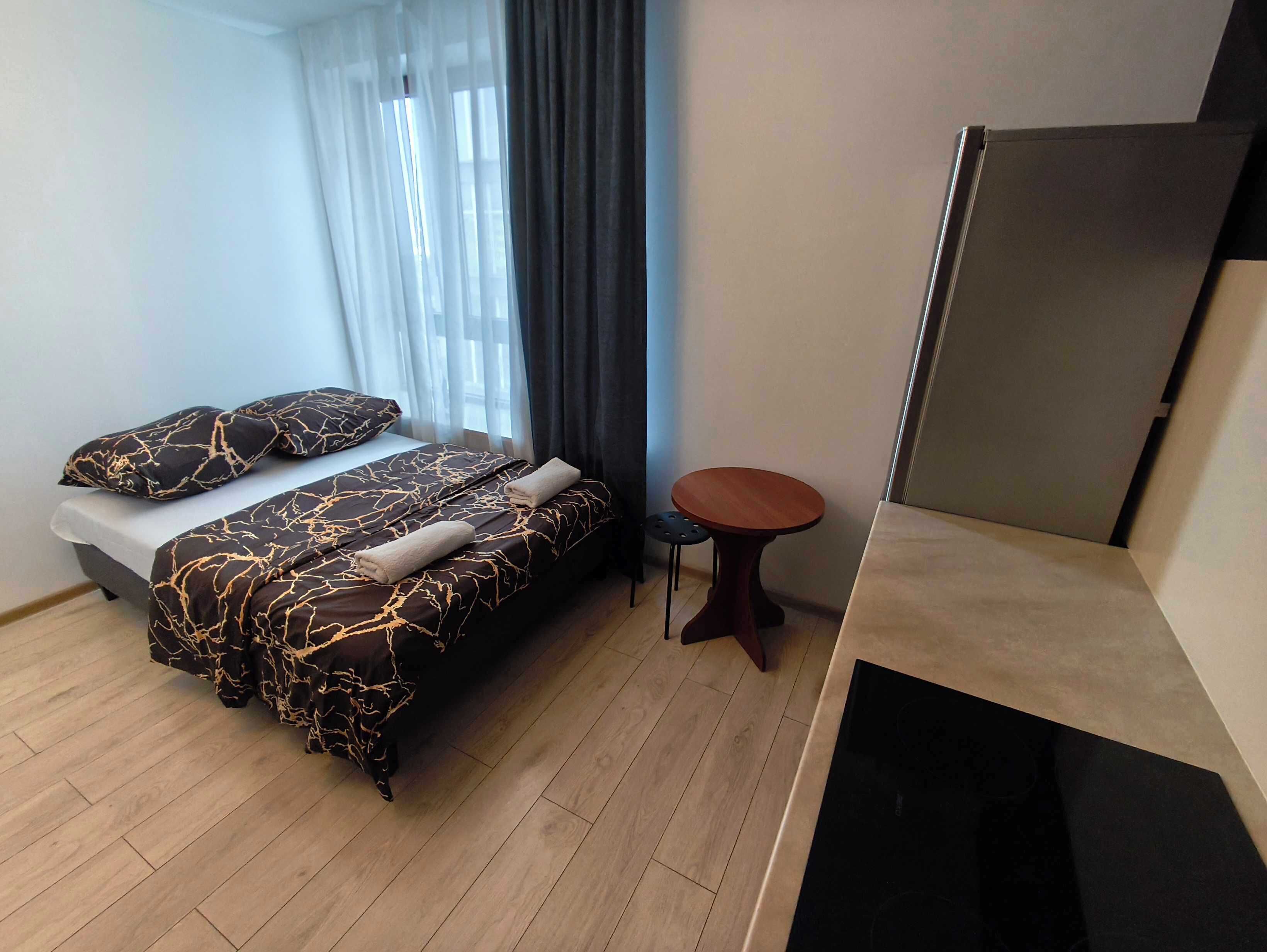 Rom – basic | Skrivebord, skrivebord for bærbar PC, lydisolert og wi-fi (inkludert)