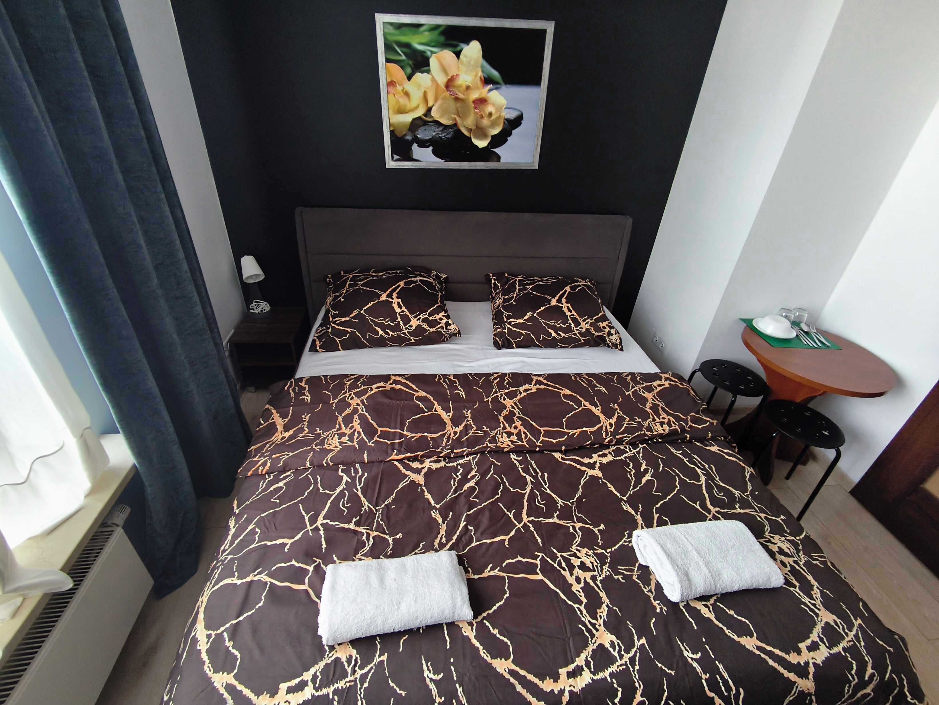 Basic-værelse | Skrivebord, arbejdsområde til bærbare computere, lydisolering