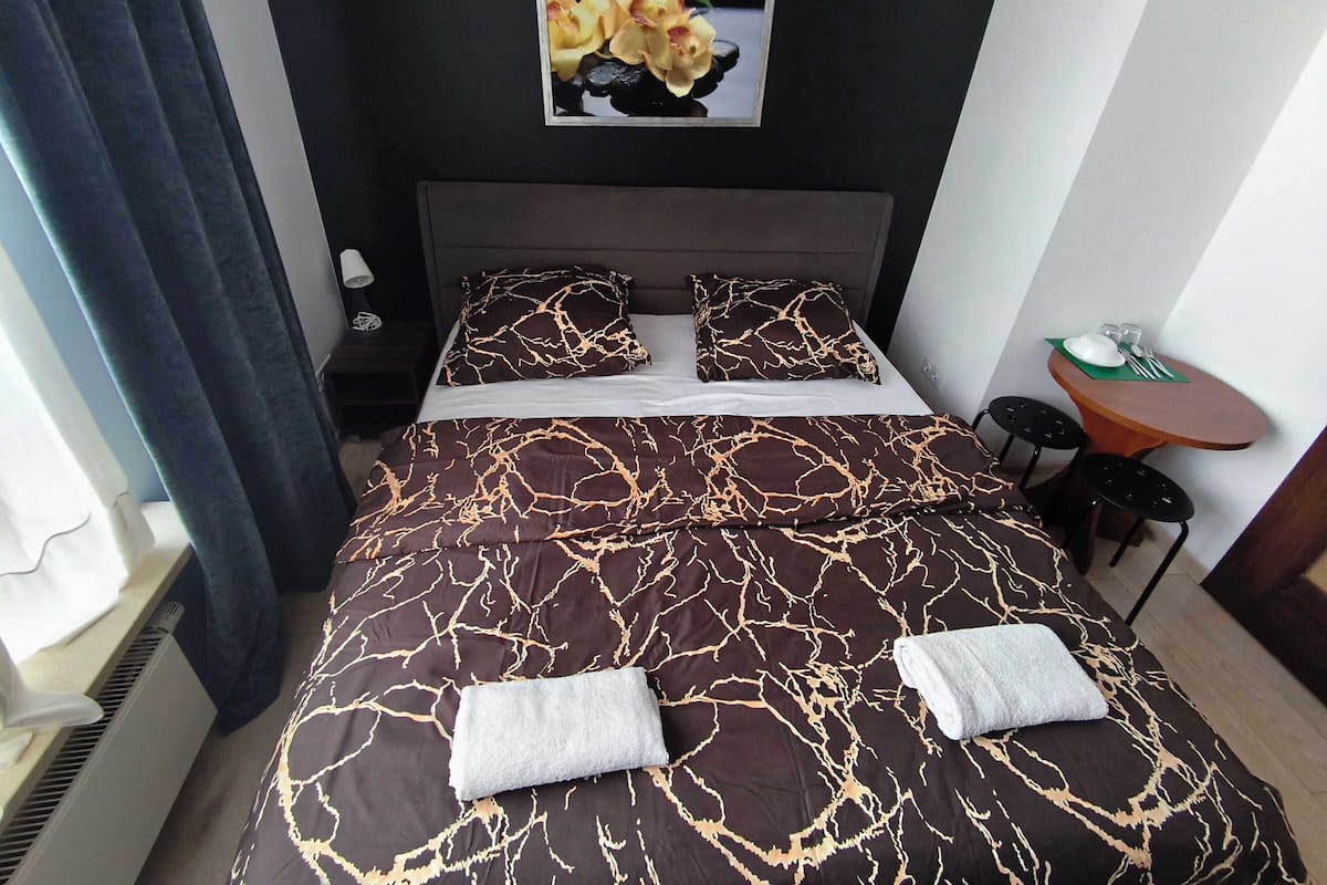 Basic-værelse | Skrivebord, arbejdsområde til bærbare computere, lydisolering