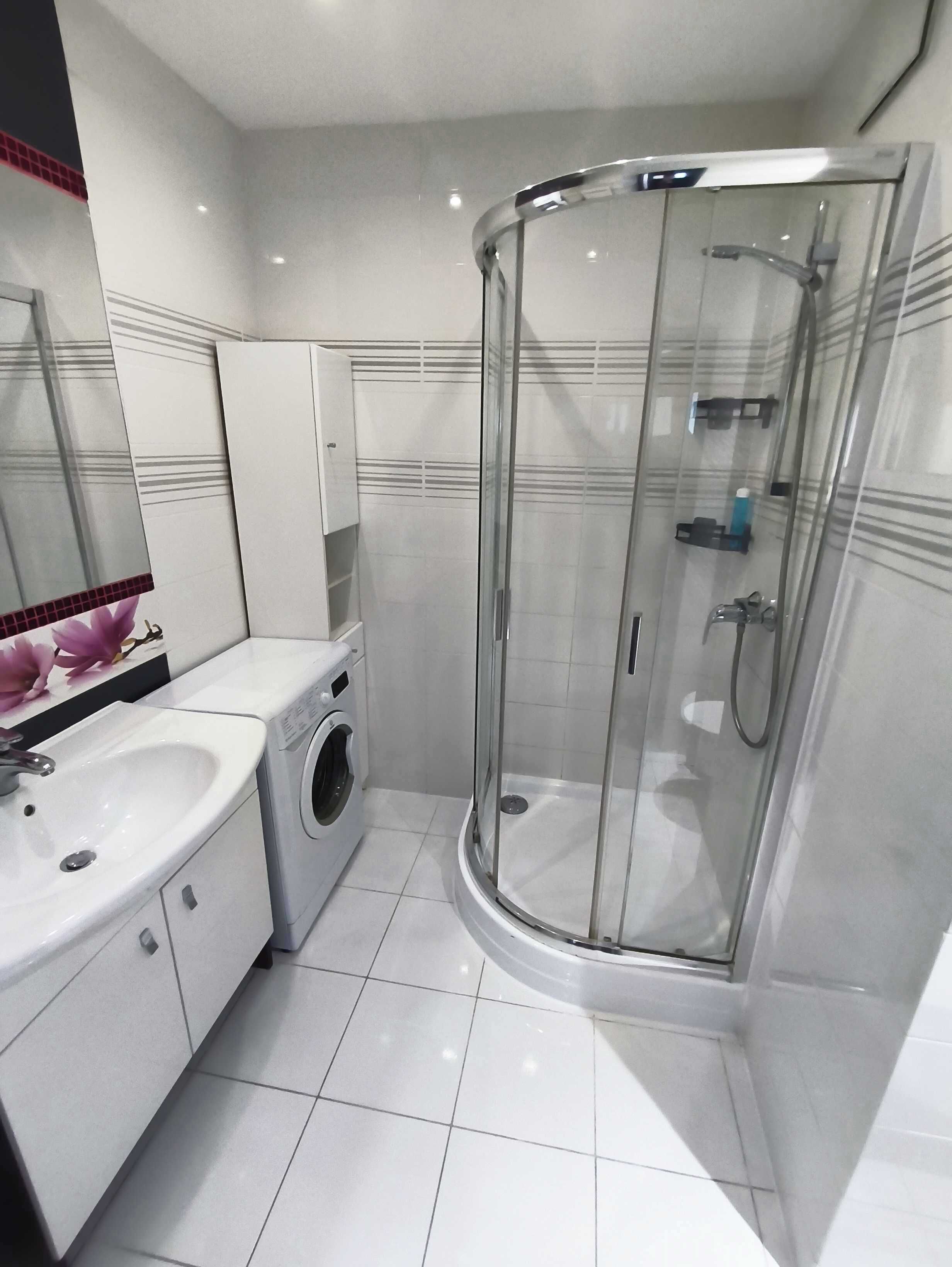 Secadora de cabello, toallas, jabón, papel de baño 