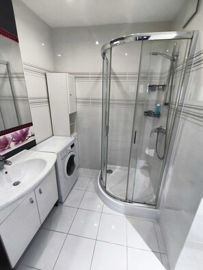 吹风机、毛巾、肥皂、卫生纸