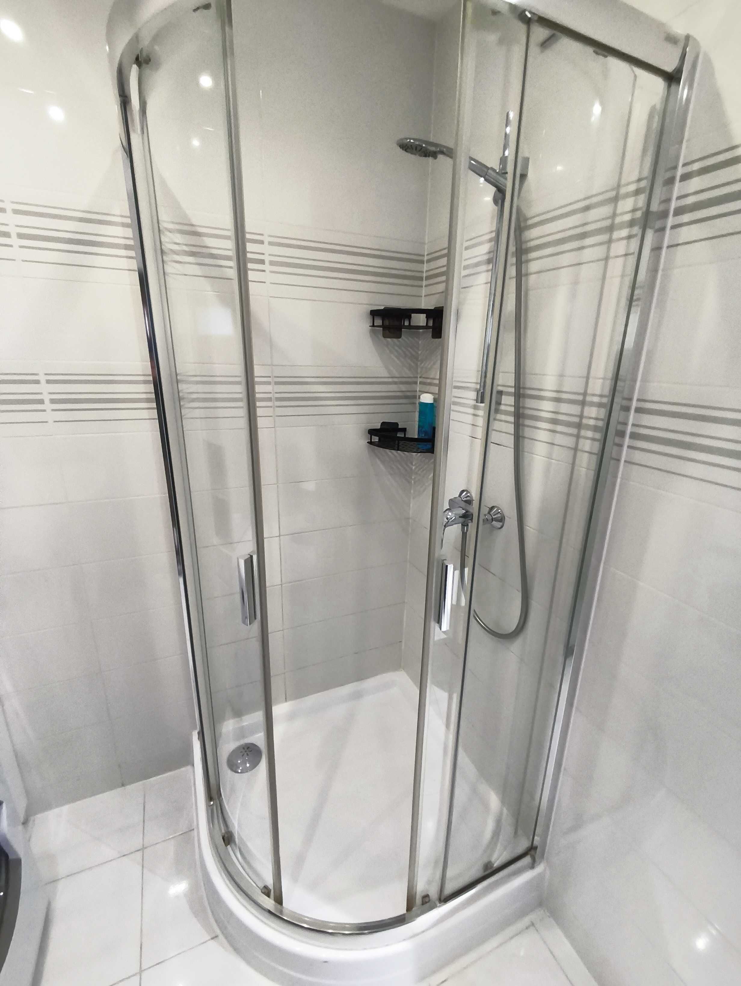 Secador de cabelo, toalhas de banho, sabonete, papel higiênico