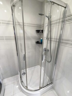 Haartrockner, Handtücher, Seife, Toilettenpapier