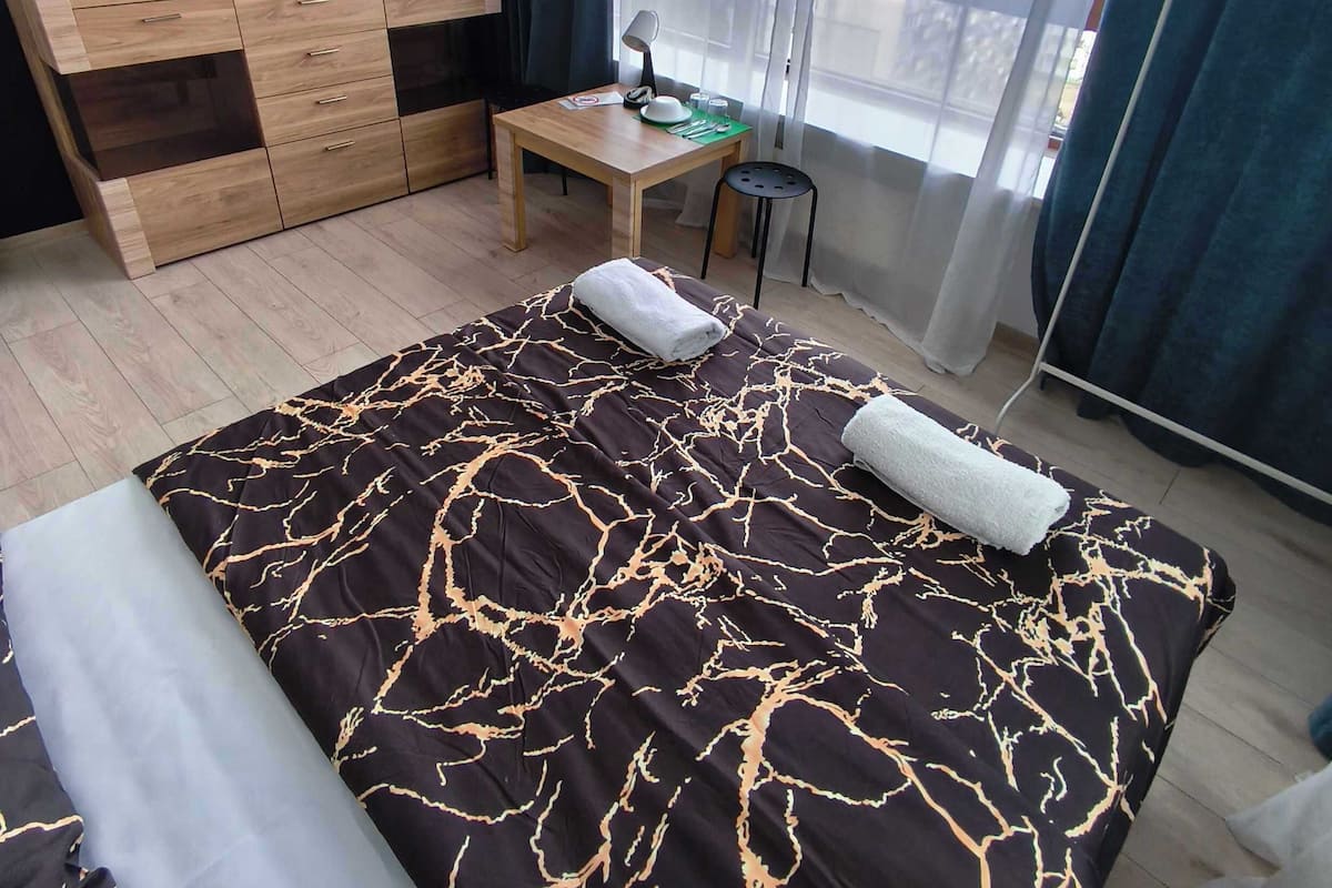 Basic-værelse | Skrivebord, arbejdsområde til bærbare computere, lydisolering