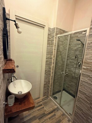 Habitación clásica, vistas a la ciudad | Baño | Ducha, secador de pelo, toallas y jabón