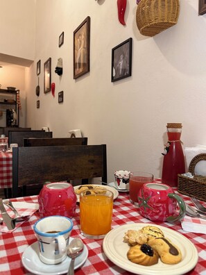 Desayuno típico de la región gratuito y diario