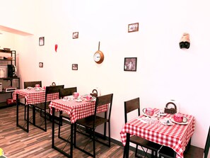 Free daily local cuisine breakfast - Trasite (Napoli)