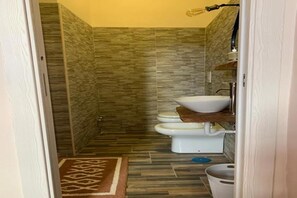 Klassieke kamer, uitzicht op stad | Badkamer