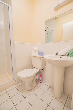 Douche, sèche-cheveux, serviettes fournies, savon