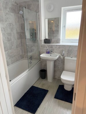 Căn hộ, 2 phòng ngủ, phù hợp cho người khuyết tật, ban công | Phòng tắm